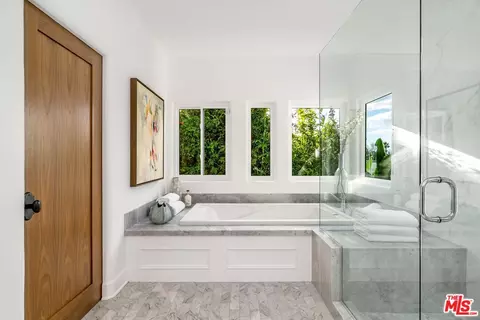 Bath - 11630 Amanda Dr, Studio City, CA 91604 photo 4 of 7