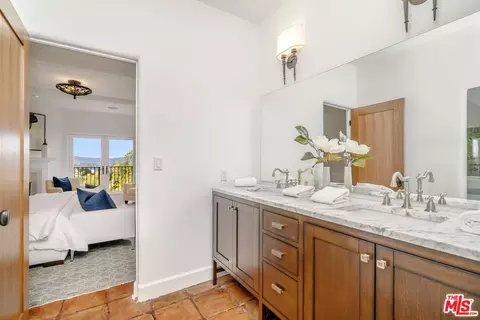 Bath - 11630 Amanda Dr, Studio City, CA 91604 photo 2 of 7