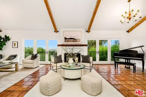 Living - 11630 Amanda Dr, Studio City, CA 91604 photo 2 of 7