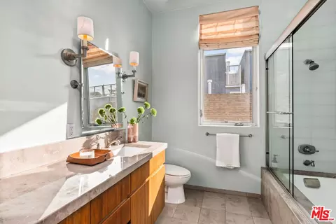 Bath - 49 Ozone Ave, Venice, CA 90291 photo 3 of 4