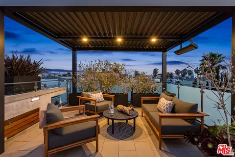 Exterior - 49 Ozone Ave, Venice, CA 90291 photo 3 of 4