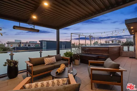 Exterior - 49 Ozone Ave, Venice, CA 90291 photo 2 of 4