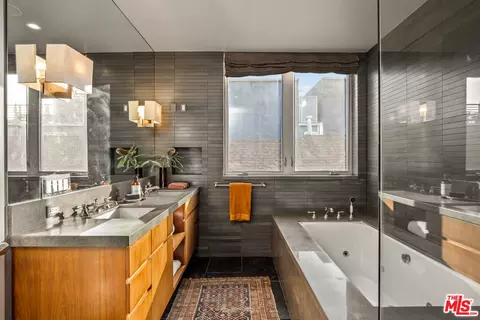 Bath - 49 Ozone Ave, Venice, CA 90291 photo 2 of 4