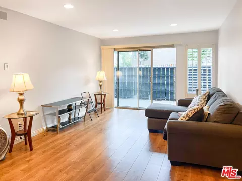 18645 Hatteras St #110, Tarzana, CA 91356
