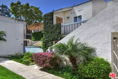 18411 Hatteras St #215, Tarzana, CA 91356