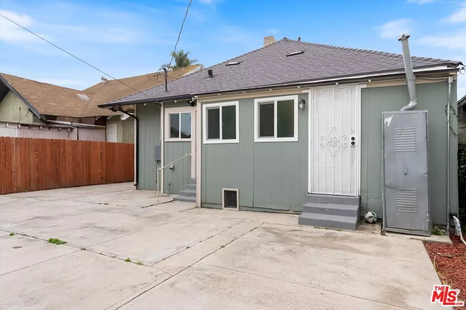 Exterior - 853 W 50th St, Los Angeles, CA 90037 photo 4 of 5