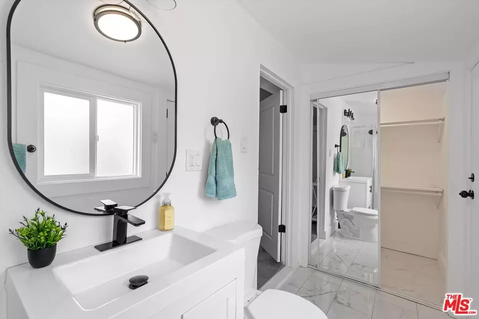 Bath - 853 W 50th St, Los Angeles, CA 90037 photo 2 of 3