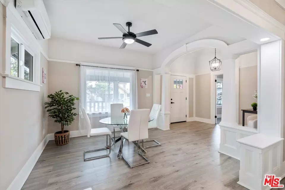 Entry Way - 853 W 50th St, Los Angeles, CA 90037 photo 2 of 7