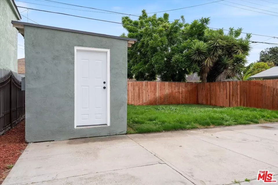 Exterior - 853 W 50th St, Los Angeles, CA 90037 photo 5 of 5