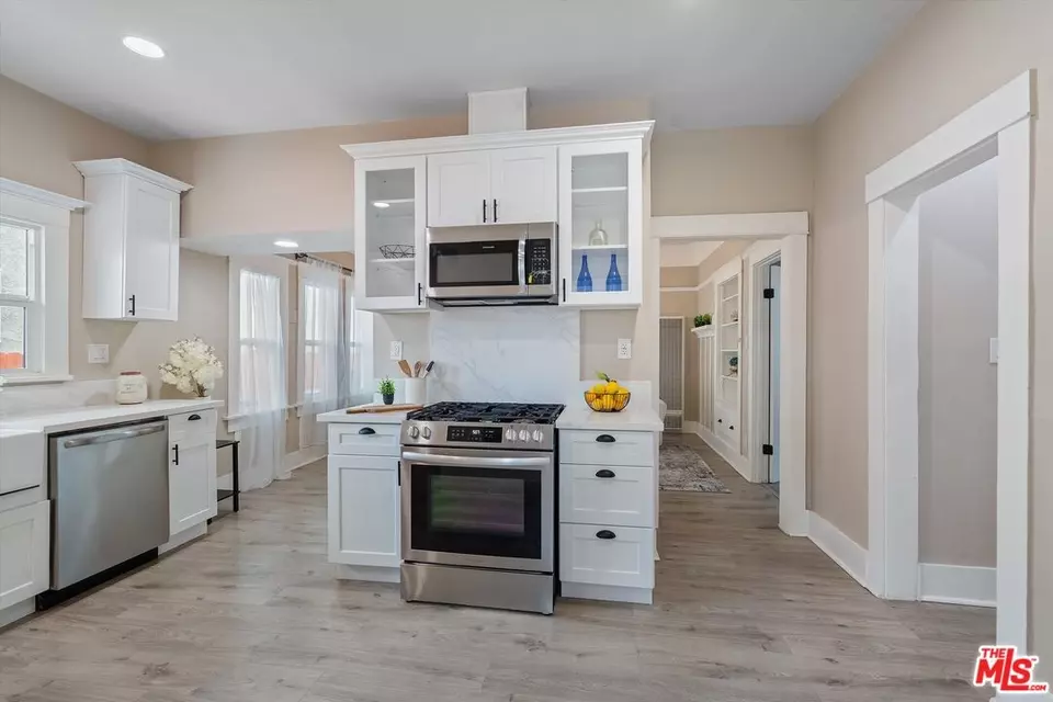 Entry Way - 853 W 50th St, Los Angeles, CA 90037 photo 7 of 7