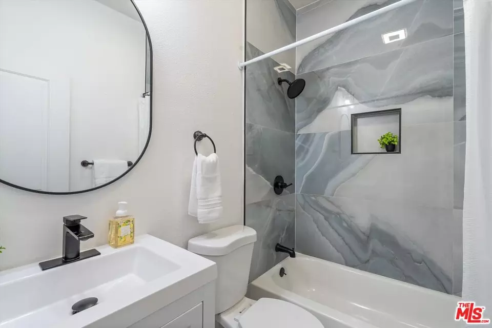 Bath - 853 W 50th St, Los Angeles, CA 90037 photo 3 of 3