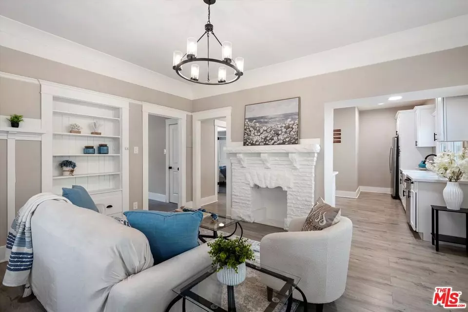 Living - 853 W 50th St, Los Angeles, CA 90037 photo 1 of 2