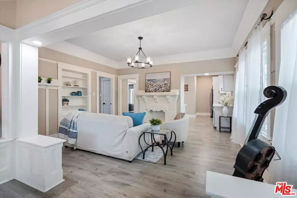 Living - 853 W 50th St, Los Angeles, CA 90037 photo 2 of 2