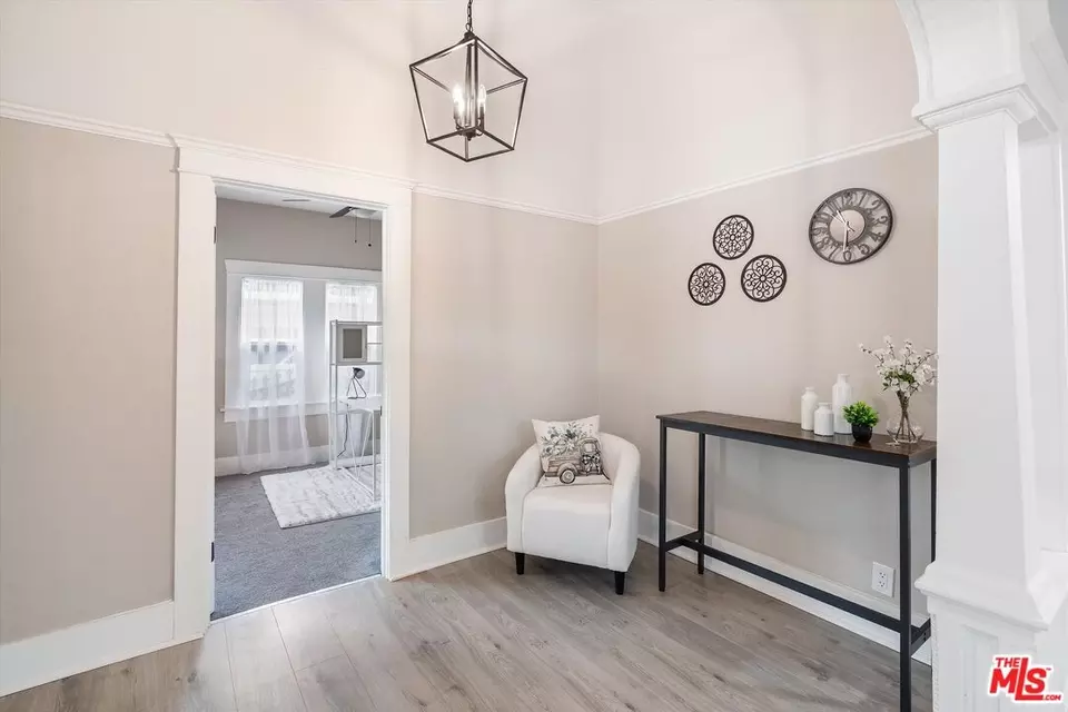 Entry Way - 853 W 50th St, Los Angeles, CA 90037 photo 4 of 7