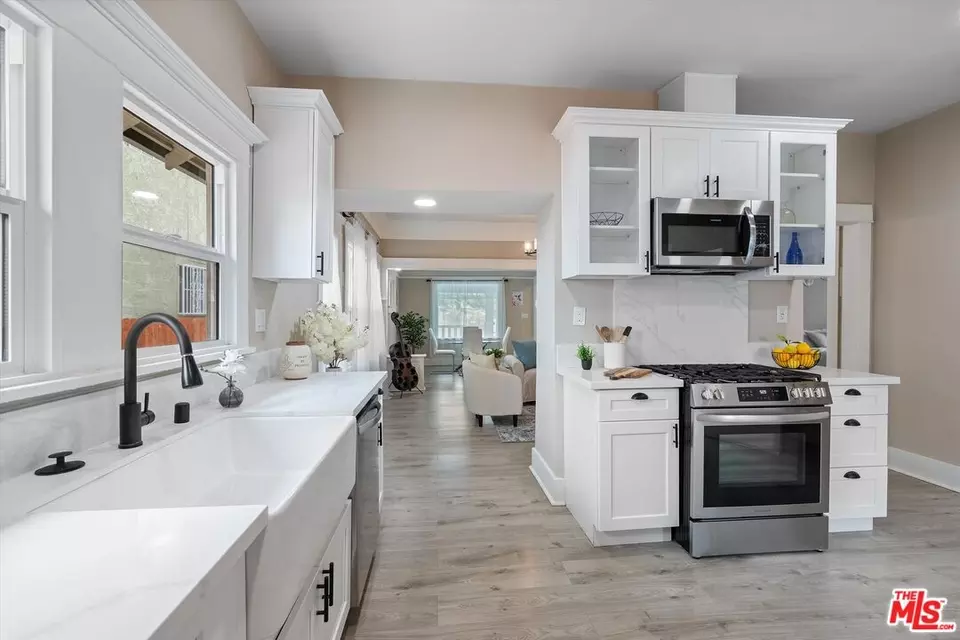 Entry Way - 853 W 50th St, Los Angeles, CA 90037 photo 6 of 7