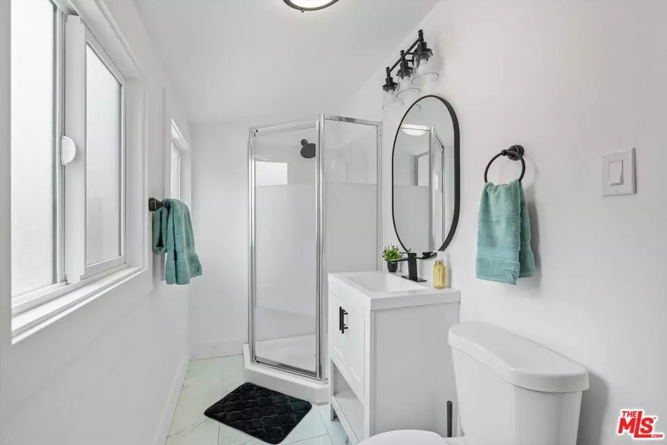 Bath - 853 W 50th St, Los Angeles, CA 90037 photo 1 of 3