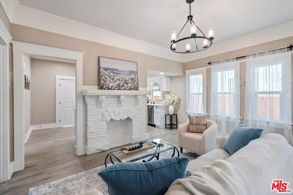 Entry Way - 853 W 50th St, Los Angeles, CA 90037 photo 3 of 7