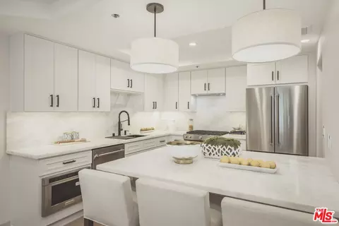 575 S Barrington Ave #203, Los Angeles, CA 90049