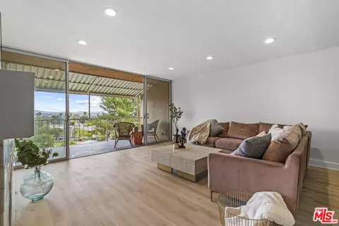 4553 Don Ricardo Dr, Los Angeles, CA 90008