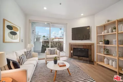 6038 Carlton Way #302, Los Angeles, CA 90028