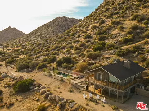 5637 Minna Gombell Ln, Pioneertown, CA 92268