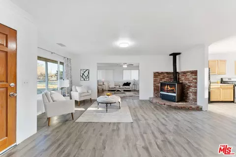 9256 6th Ave, Hesperia, CA 92345