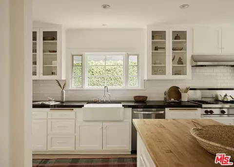 Kitchen - 870 Laguna Rd, Pasadena, CA 91105 photo 2 of 2