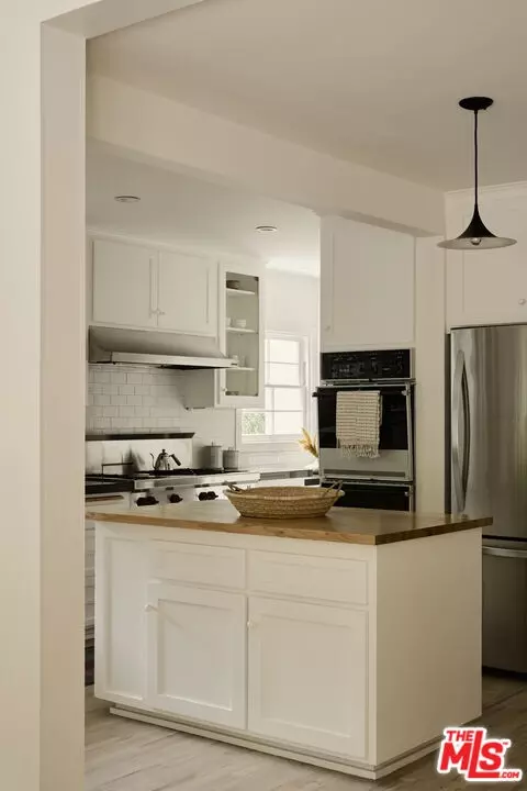 Kitchen - 870 Laguna Rd, Pasadena, CA 91105 photo 1 of 2