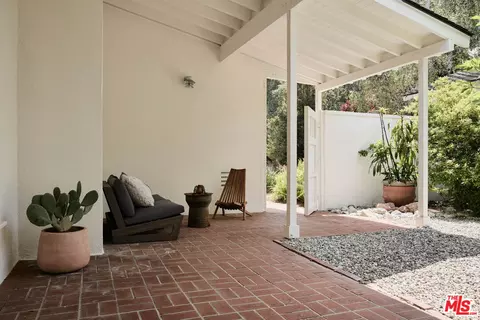 Exterior - 870 Laguna Rd, Pasadena, CA 91105 photo 2 of 13
