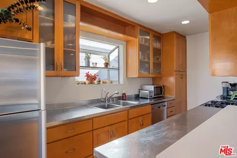 Kitchen - 30 24th Ave, Venice, CA 90291 photo 2 of 4