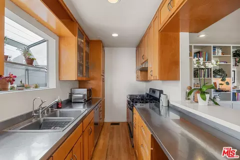 Kitchen - 30 24th Ave, Venice, CA 90291 photo 3 of 4