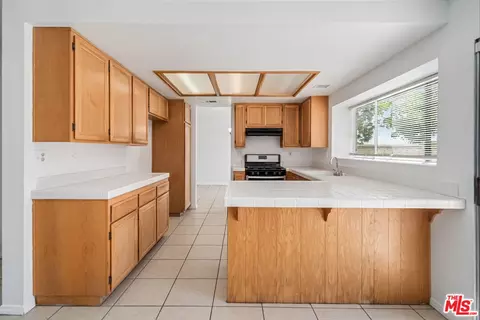 2352 E Kildare St, Lancaster, CA 93535 photo 10