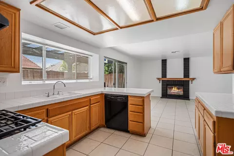 2352 E Kildare St, Lancaster, CA 93535 photo 8