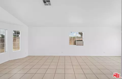 2352 E Kildare St, Lancaster, CA 93535 photo 4