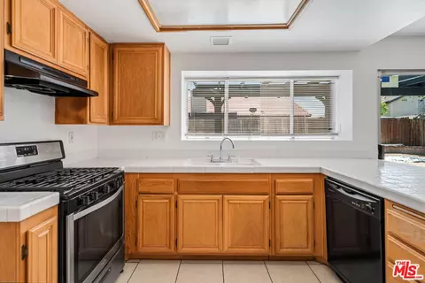 2352 E Kildare St, Lancaster, CA 93535 photo 9