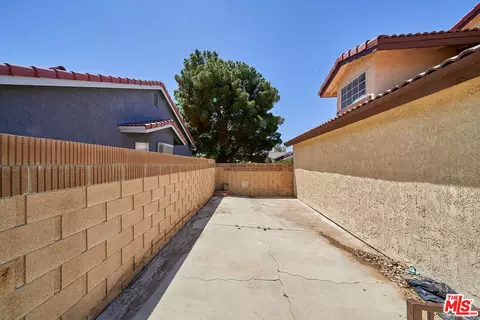 Exterior - 647 E Avenue J10, Lancaster, CA 93535 photo 11 of 11
