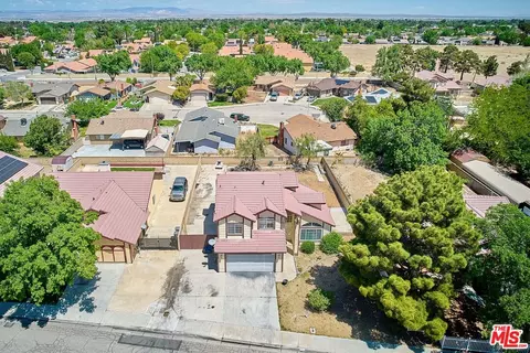 View/Area - 647 E Avenue J10, Lancaster, CA 93535 photo 2 of 10