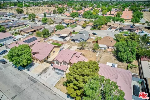View/Area - 647 E Avenue J10, Lancaster, CA 93535 photo 4 of 10