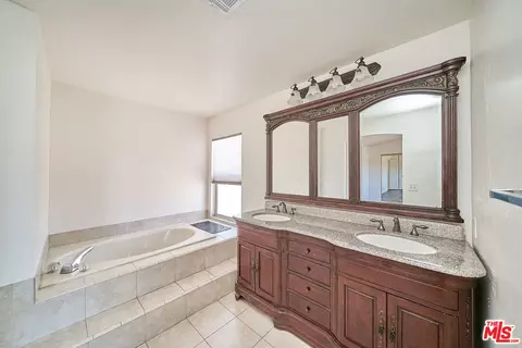Bath - 647 E Avenue J10, Lancaster, CA 93535 photo 3 of 8