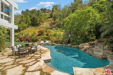 1260 N Bundy Dr, Los Angeles, CA 90049