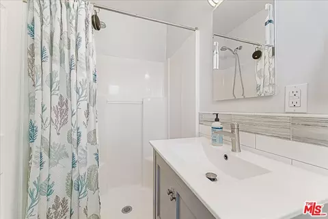Bath - 412 Sierra Ave, Moorpark, CA 93021 photo 2 of 3