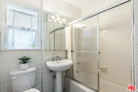 Bath - 3000 Beach Ave, Venice, CA 90291 photo 6 of 6