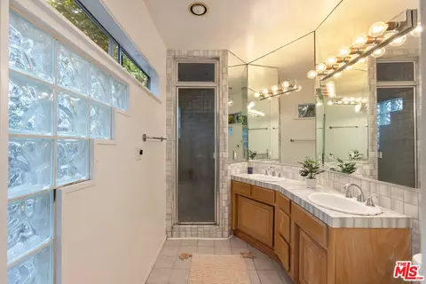 Bath - 3000 Beach Ave, Venice, CA 90291 photo 2 of 6