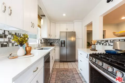 Kitchen - 3000 Beach Ave, Venice, CA 90291 photo 4 of 5