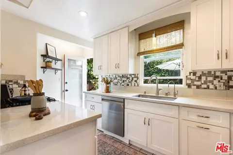 Kitchen - 3000 Beach Ave, Venice, CA 90291 photo 2 of 5