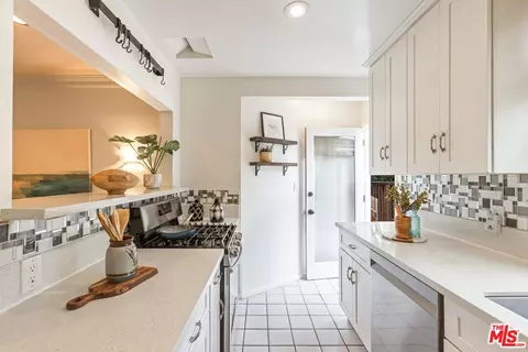 Kitchen - 3000 Beach Ave, Venice, CA 90291 photo 3 of 5