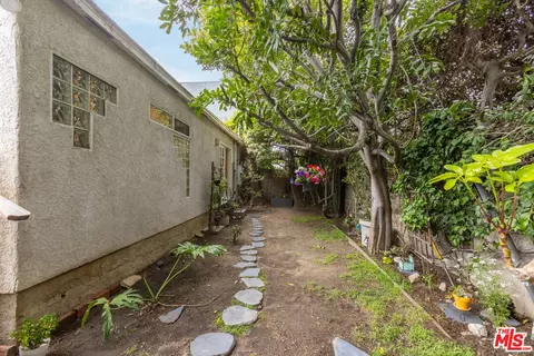 Exterior - 3000 Beach Ave, Venice, CA 90291 photo 7 of 9