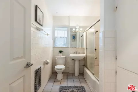 Bath - 3000 Beach Ave, Venice, CA 90291 photo 5 of 6