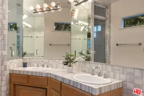 Bath - 3000 Beach Ave, Venice, CA 90291 photo 4 of 6
