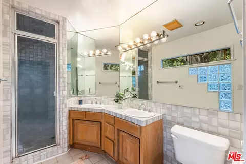 Bath - 3000 Beach Ave, Venice, CA 90291 photo 3 of 6
